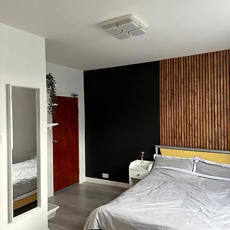 Modern En Suite Bedroom Close To City Centre Leeds  Eksteriør bilde