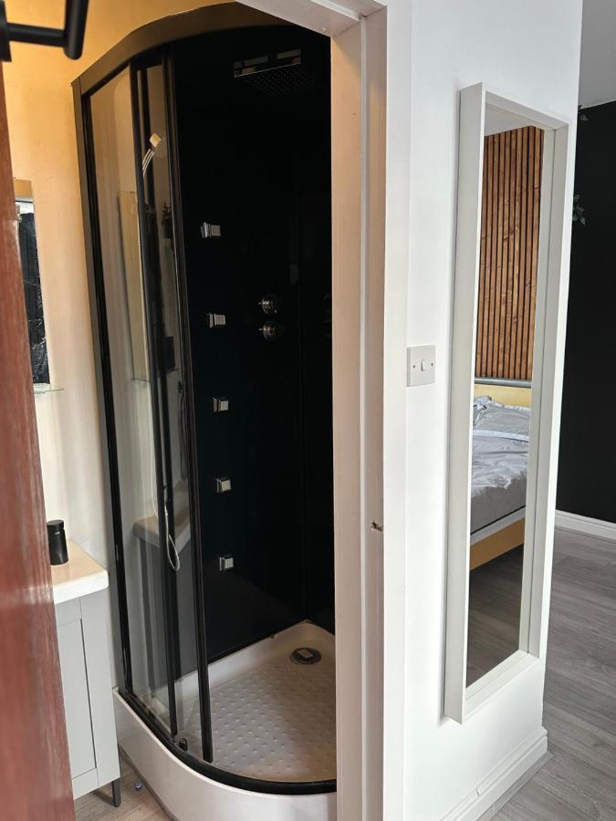 Modern En Suite Bedroom Close To City Centre Leeds  Eksteriør bilde